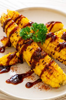 Izgara ve barbekü mısır ve bbq sosu.
