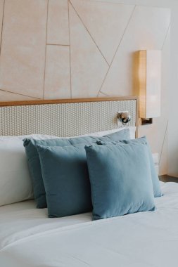 Yatak odasının içinde güzel ve rahat bir yastık dekorasyonu.