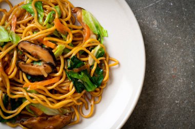 Yakisoba eriştesi sebzeyle kızartılmış vejetaryen ve vejetaryen yemeği.