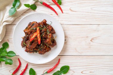 Kızarmış yayın balığını acı biberle karıştır - Asya usulü