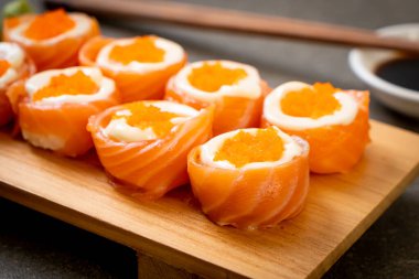 Mayonez ve karides yumurtalı taze somon suşisi. Japon usulü.