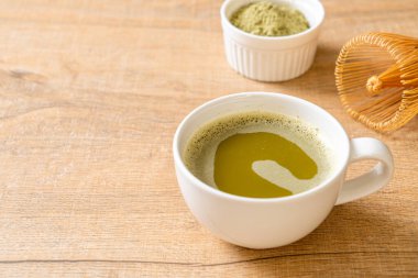Yeşil çay tozu ve bambu çırpıcılı sıcak kibrit yeşil çay fincanı.