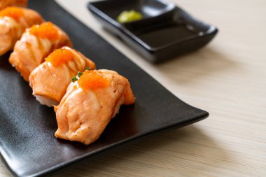 Japon usulü ızgara somon suşisi.