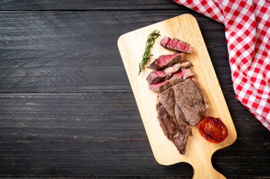 Ahşap tahta üzerinde ızgara Orta nadir Sığır biftek