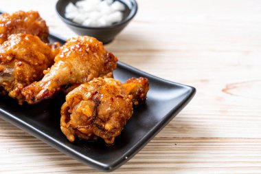 Kore usulü soslu kızarmış tavuk.