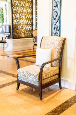 Otelde boş sandalye ve masa dekorasyonu