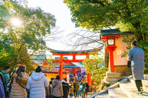 2020年1月11日伏見稲荷大社の赤い鳥居と観光客と日本人学生 伏見稲荷は 最も重要な神社の聖域です — ストック写真