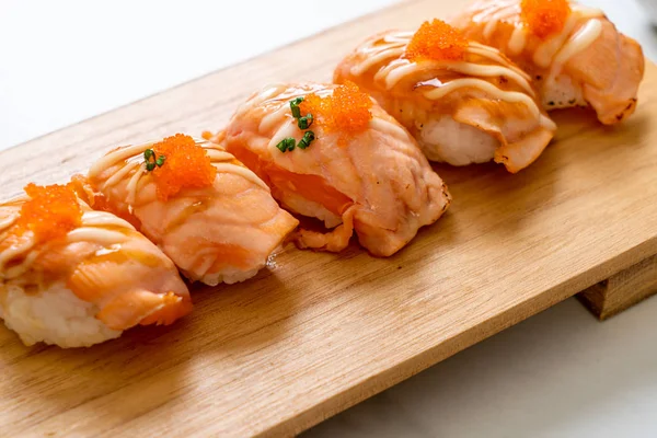 Ahşap tabakta ızgara somon suşisi - Japon yemeği tarzı.