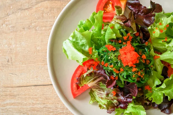 Japon yosunu ve karides yumurtalı sebze salatası - sağlıklı ve vejetaryen yemek tarzı