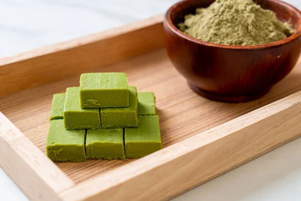 Taze ve yumuşak kibrit, yeşil çay tozlu yeşil çikolata.