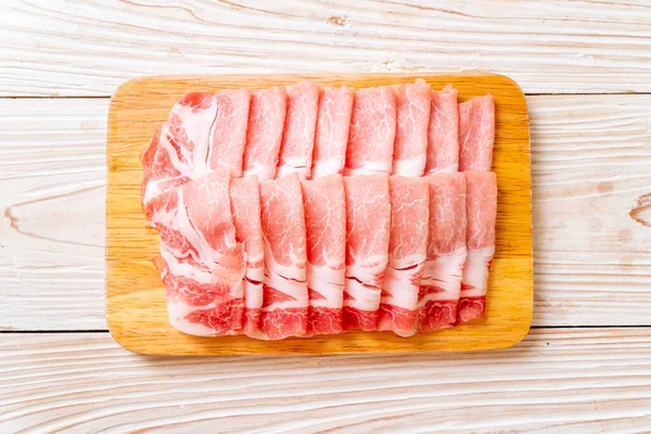 Dilimlenmiş taze domuz filetosu.