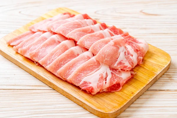 Dilimlenmiş taze domuz filetosu.