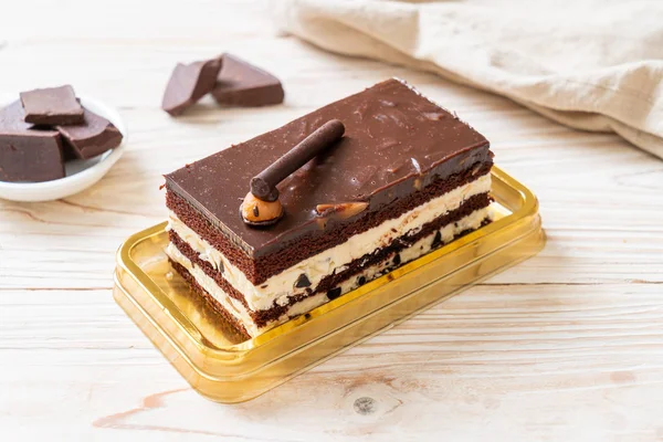아몬드를 곁들인 맛좋은 초콜릿 케이크 — 스톡 사진