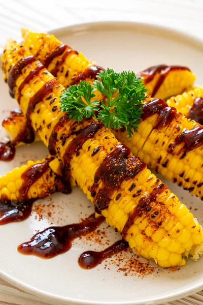 Izgara ve barbekü mısır ve bbq sosu.