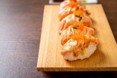 Ahşap tabakta ızgara somon suşisi - Japon yemeği tarzı.