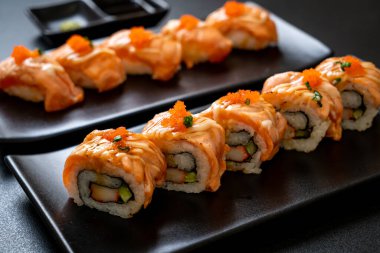 Sos soslu ızgara somon balığı. Japon usulü.