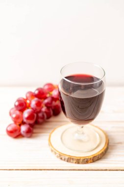 Ahşap zemin üzerinde taze üzüm suyu