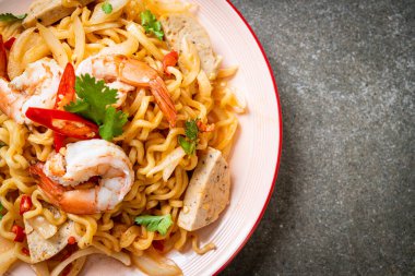 Karidesli baharatlı erişte salatası. Tayland usulü.