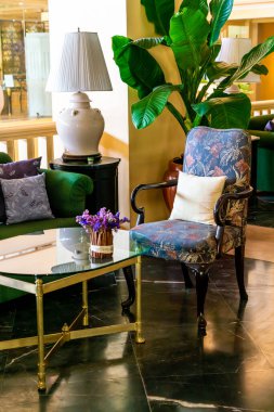 Kanepede rahat yastıklar.