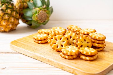 Tahta arka planda ananas reçelli bisküviler