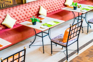 Kafe restoranında boş yemek masası.