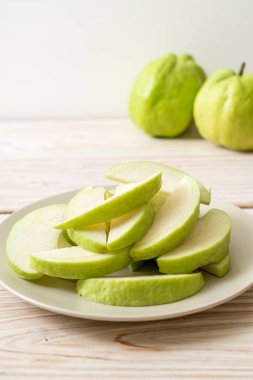 taze guava meyveleri (tropikal meyve) dilimlenmiş