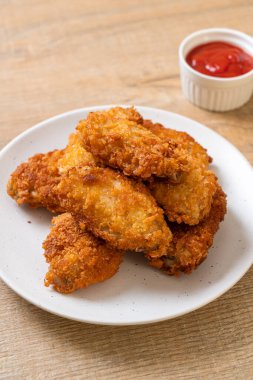 Ketçaplı kızarmış tavuk kanadı - sağlıksız yemek.