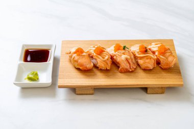 Ahşap tabakta ızgara somon suşisi - Japon yemeği tarzı.