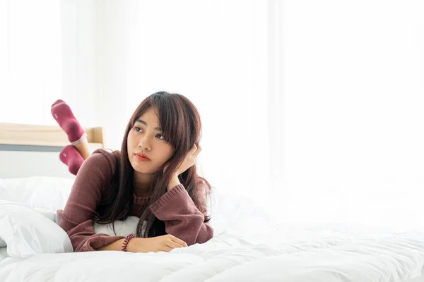 Mooie Aziatische Vrouwen Liggend Bed Ochtend — Stockfoto