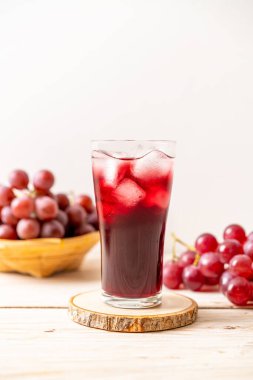 Ahşap zemin üzerinde taze üzüm suyu