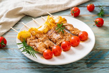 Tabakta ızgara domuz eti şişi.