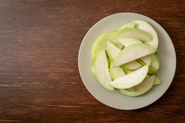 taze guava meyveleri (tropikal meyve) dilimlenmiş