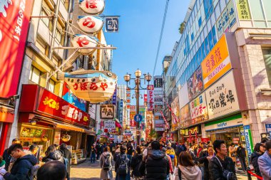 Osaka, Japonya, 11 Ocak 2020: Osaka Japonya 'nın Dotonbori bölgesinde Shinsaibashi Alışveriş Sokağı' nı ziyaret eden turistler. Dotonbori, Japonya 'nın Osaka kentindeki başlıca turizm merkezlerinden biridir..