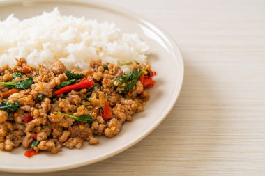 Tayland usulü kızarmış fesleğen, kıymalı domuz ve biberli pilav. Tayland usulü.