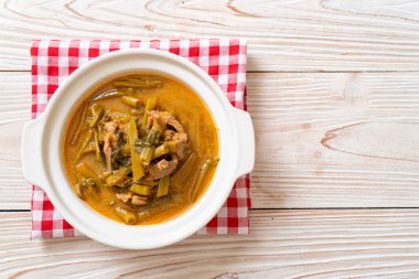 Sabah ihtişamıyla Tayland usulü domuz eti.