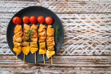 Tabakta ızgara tavuk ızgara şiş.