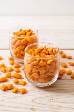 Bardakta sarımsaklı bisküvi çubuğu