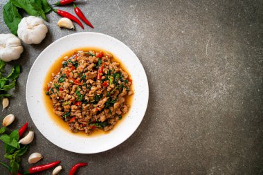 Tayland usulü kızarmış fesleğen, kıymalı ve biberli Tayland usulü.