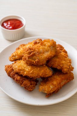 Ketçaplı kızarmış tavuk kanadı - sağlıksız yemek.