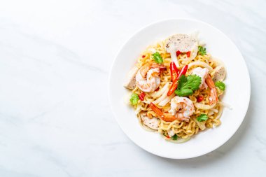 Karidesli baharatlı erişte salatası. Tayland usulü.