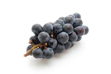 Beyaz arka planda izole edilmiş taze siyah üzümler.