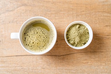 Yeşil çay tozu ve bambu çırpıcılı sıcak kibrit yeşil çay fincanı.