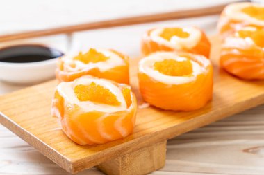 Mayonez ve karides yumurtalı taze somon suşisi. Japon usulü.