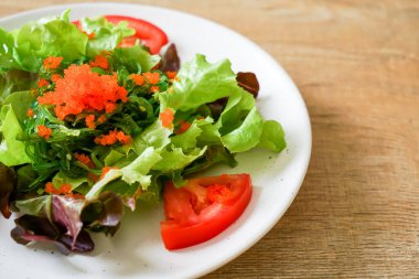 Japon yosunu ve karides yumurtalı sebze salatası - sağlıklı ve vejetaryen yemek tarzı