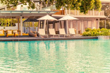 Oteldeki havuz etrafında sandalye havuzu - tatiller ve tatiller konsepti