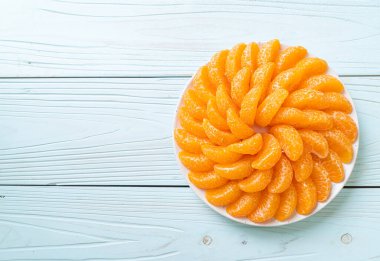 Tabakta taze portakallar - sağlıklı konsept