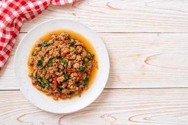 Tayland usulü kızarmış fesleğen, kıymalı ve biberli Tayland usulü.