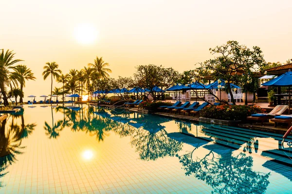 Bela Palmeira Com Guarda Chuva Piscina Cadeira Resort Hotel Luxo — Fotografia de Stock