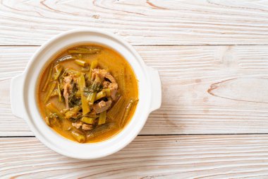 Sabah ihtişamıyla Tayland usulü domuz eti.