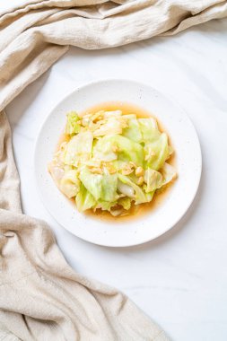 Balık soslu kızarmış lahana, Asya usulü.